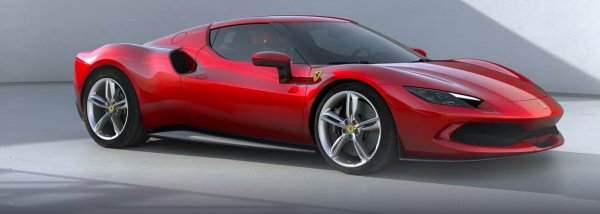 Новото Ferrari 296 GTB има много общо с McLaren Artura. Първо, това е първото задвижвано от V6 Ferrari след оригиналния Dino от 60-те години на миналия век, а също така е и първият с V6 в дългата поредица от легендите V8.

Той не само има същия капацитет като V6 на Artura, но и двата двигателя използват новия ъгъл на цилиндрите от 120 градуса, носейки същите предимства.

Основната разлика между британеца и италианеца е, че “Кончето“ има повече сила. Самият двигател е по-мощен, но хибридният компонент, друга обща черта между двата автомобила, също е по-силен. Докато Artura трябва да се задоволи с 690 к.с., 296 GTB дава заплашителни 819 коня.
